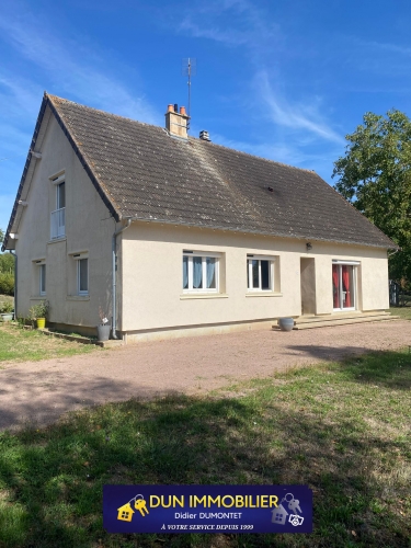 EXCLUSIF, AINAY LE CHATEAU, Maison avec garages et jardin