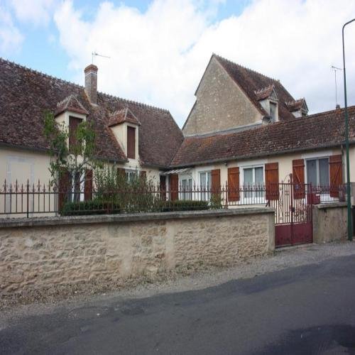 Proche SAINT AMAND MONTROND dans village avec commerces et services Propriété avec...